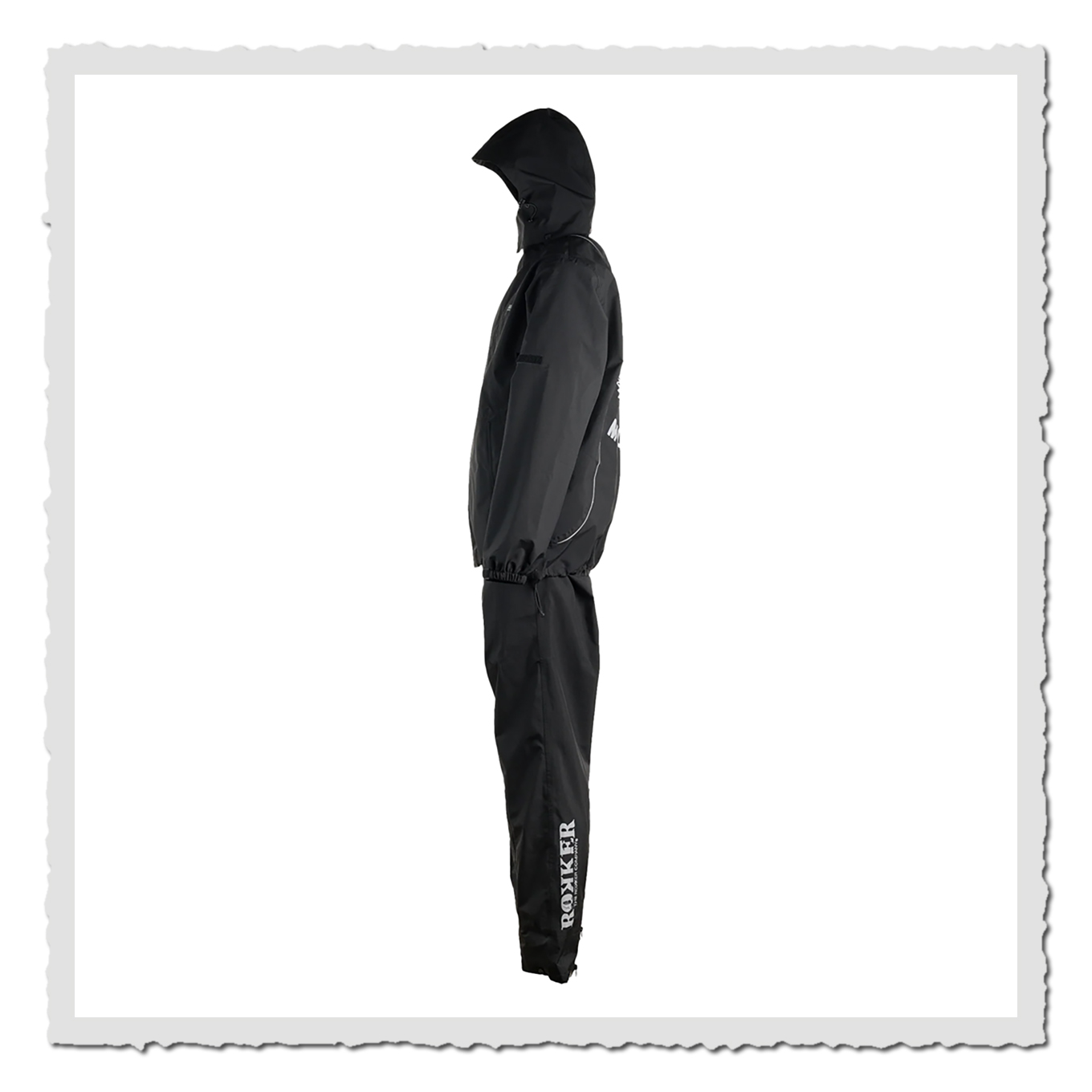 Schwarzer Regenanzug in Seitenansicht, Kapuze sichtbar, freigestellt auf weißem Hintergrund.